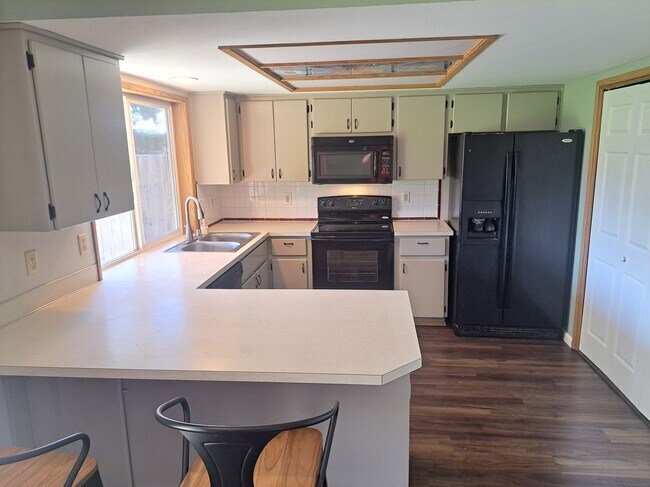 Kitchen with electric range/oven and monuted microwave - 15815 NE 69th St