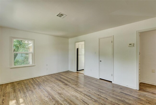 Building Photo - 113 E 12th St