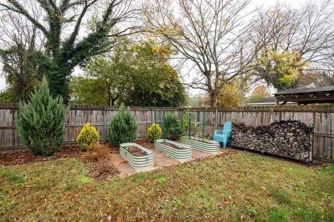 Building Photo - Quaint 3 Bedroom/2 Bath Home Located Near ...