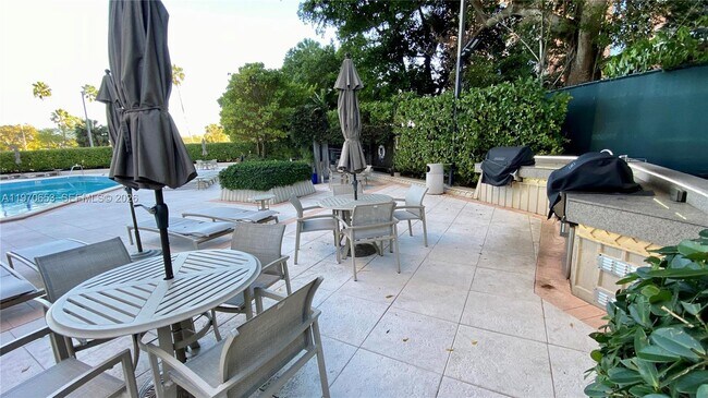 Building Photo - 2901 S Bayshore Dr