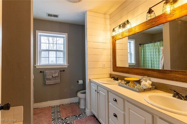 Building Photo - 889 Holborn Rd