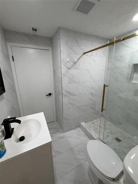 Building Photo - 418 Engle Dr