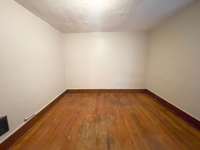 Building Photo - PRELEASING for AUGUST! Close to Campus: Washer and Dryer Included