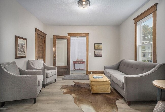 Building Photo - 25 E 16th St