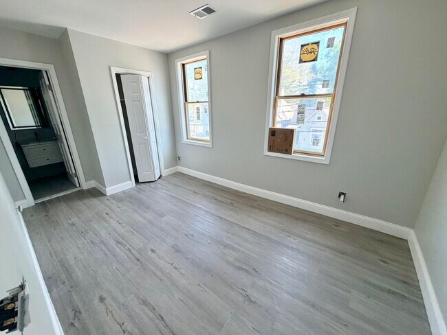 Building Photo - 341 Grosvenor Ave