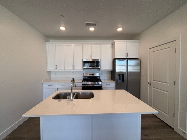 Building Photo - 1 BEDROOM APARTMENT FOR RENT IN DESERT COLOR!