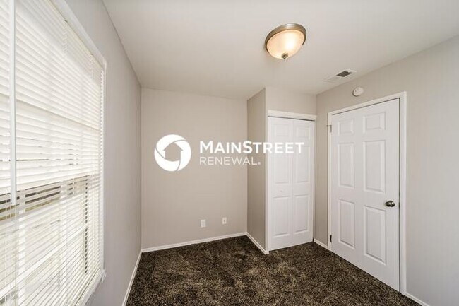 Building Photo - 4 Bedroom Pet-Friendly Home in Louisville, KY with Main Street Renewal