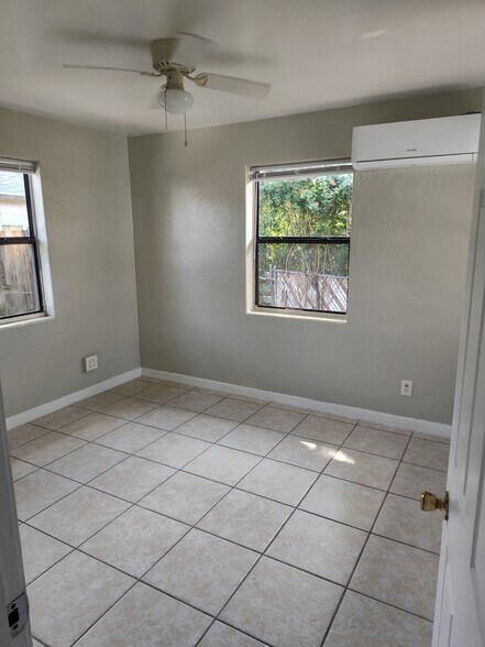 Building Photo - 318 N Oleander Ave