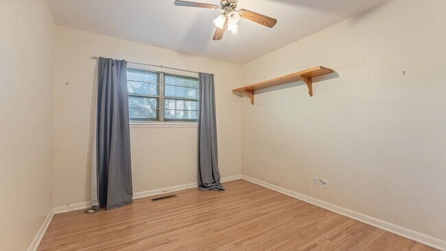 Building Photo - 5-Bedroom Cottage Near U of A