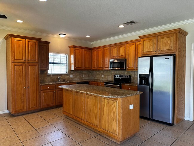 Building Photo - Spacious 5/4 House with Open Floor Plan Ne...