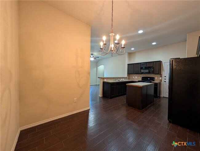 Building Photo - 660 Creekside Cir