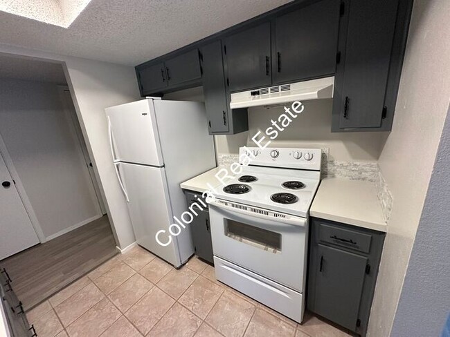 Building Photo - Spacious and updated 2 bedroom 1 & 1/2 bat...