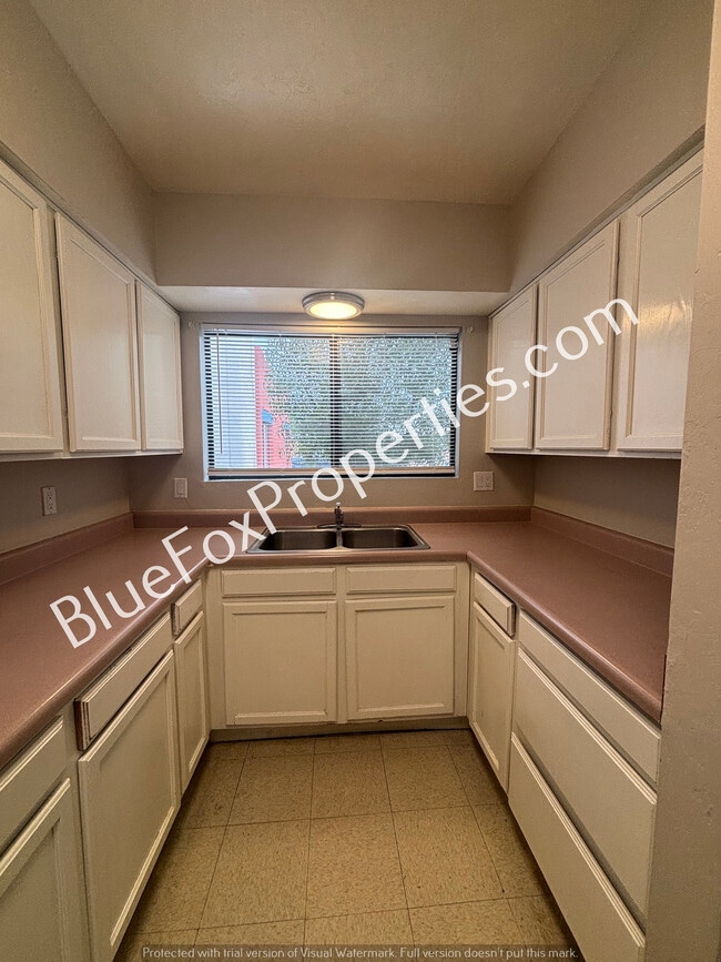 Building Photo - 110 W Delano St