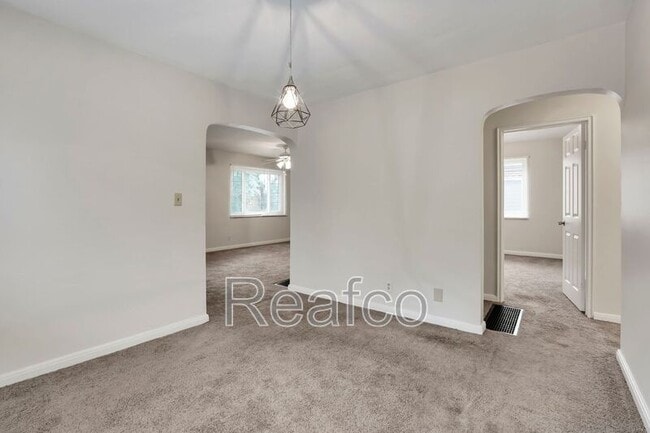 Building Photo - 404 S Chase Ave