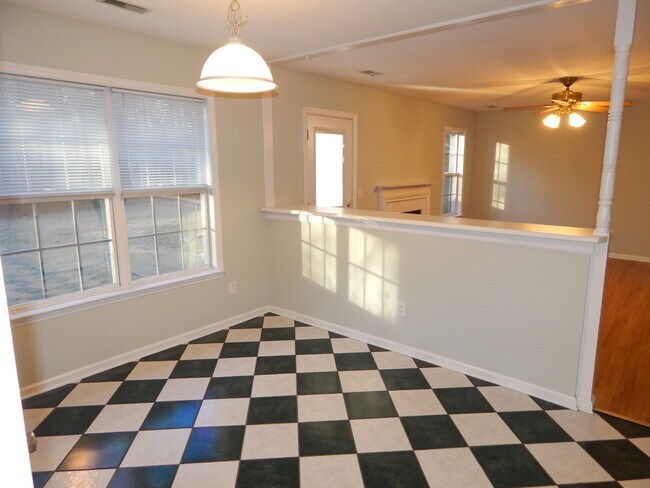 Building Photo - Adorable!!  Centrally located on quiet Cul-de-Sac