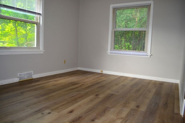 Building Photo - Charming 2-Bedroom Home in Fairview Park