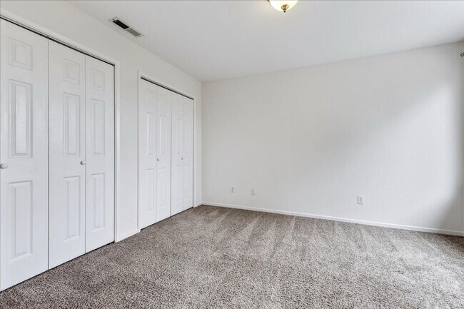 Building Photo - 3136 Lake Dr