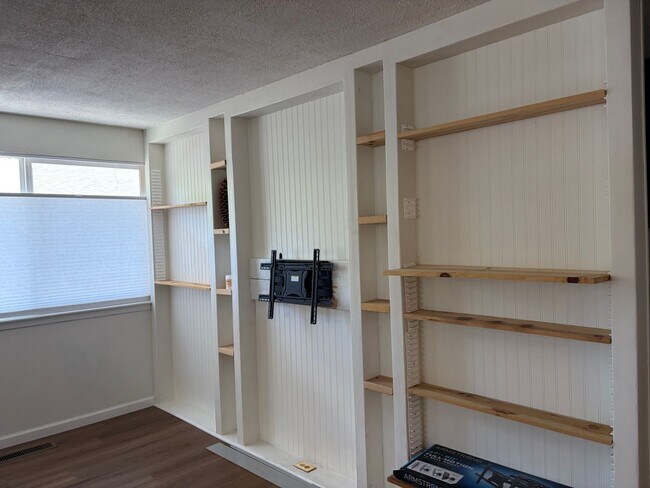 Building Photo - 210 Rawhide Way