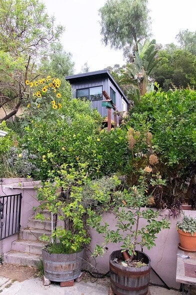 Building Photo - 647 Academy Rd