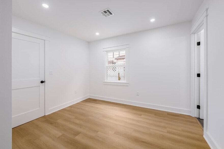 Building Photo - 1425 Cabrillo Ave