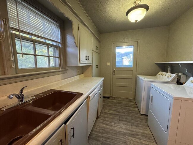 Building Photo - 3212 Ardyce Dr