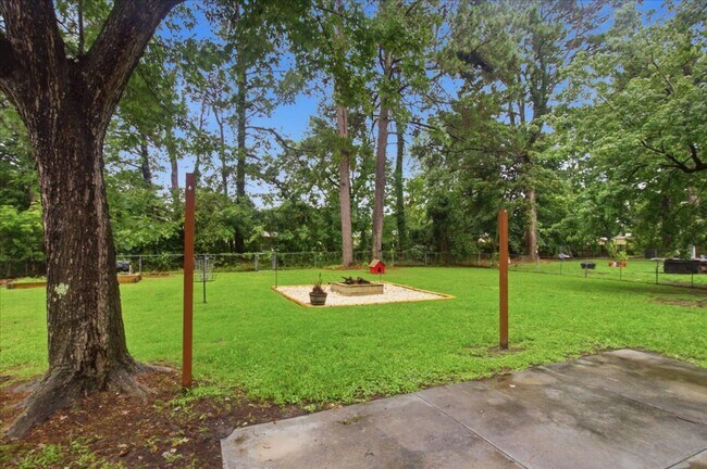 Building Photo - 208 Greenbriar Dr