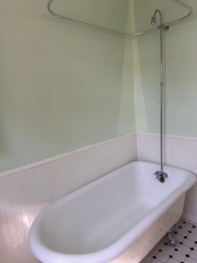 Building Photo - *** COMING SOON***3 Bedroom 1 1/4 Bath Hom...