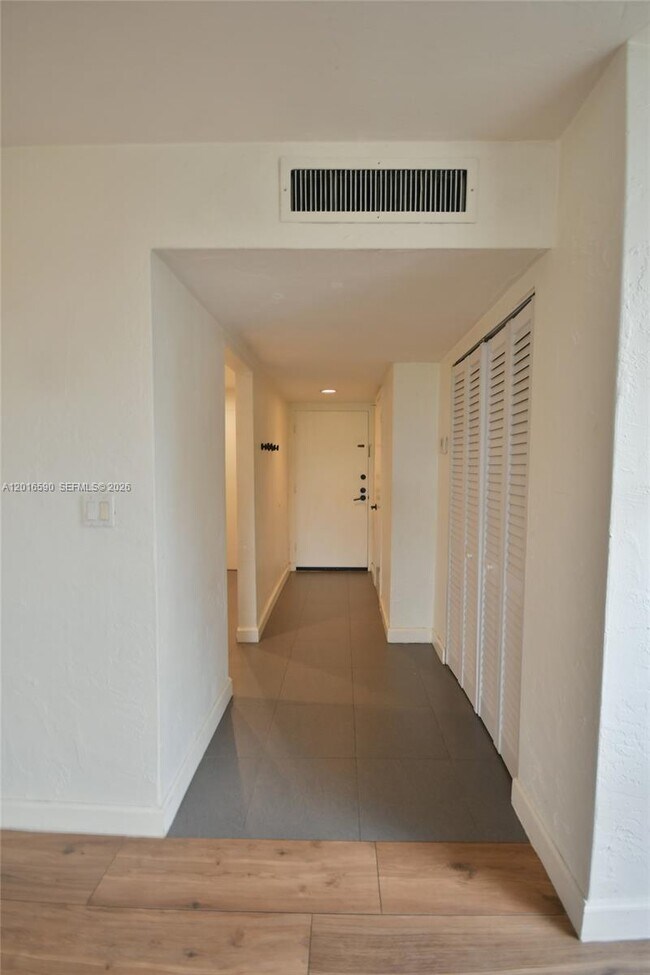 Building Photo - 6884 N Kendall Dr