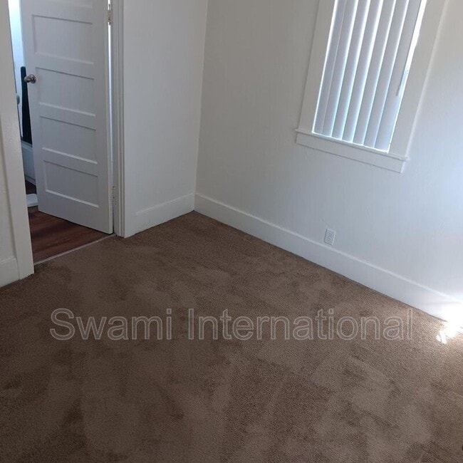 Building Photo - 1138 1/2 Blinn Ave.