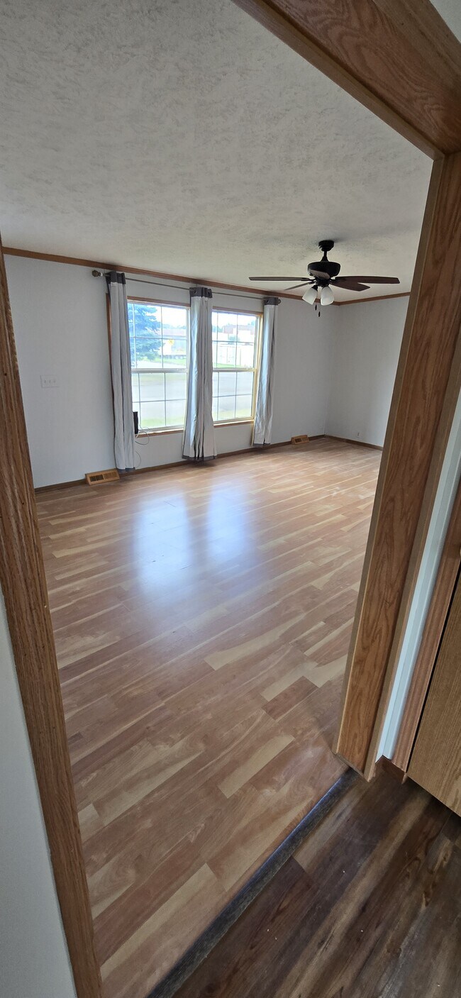 Building Photo - 619 8th St