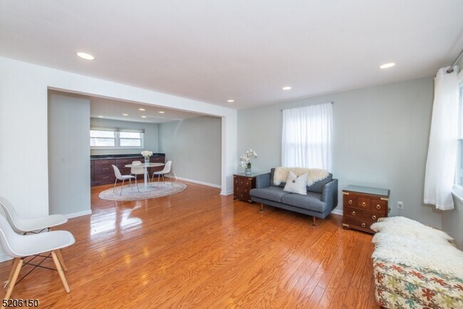 Building Photo - 326 Victor St