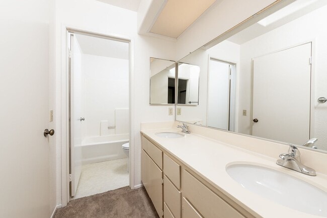 Building Photo - Lovely 4 bedroom Oceanside home!