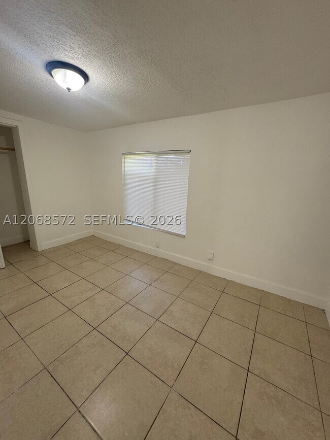 Building Photo - 4130 SW 25th St