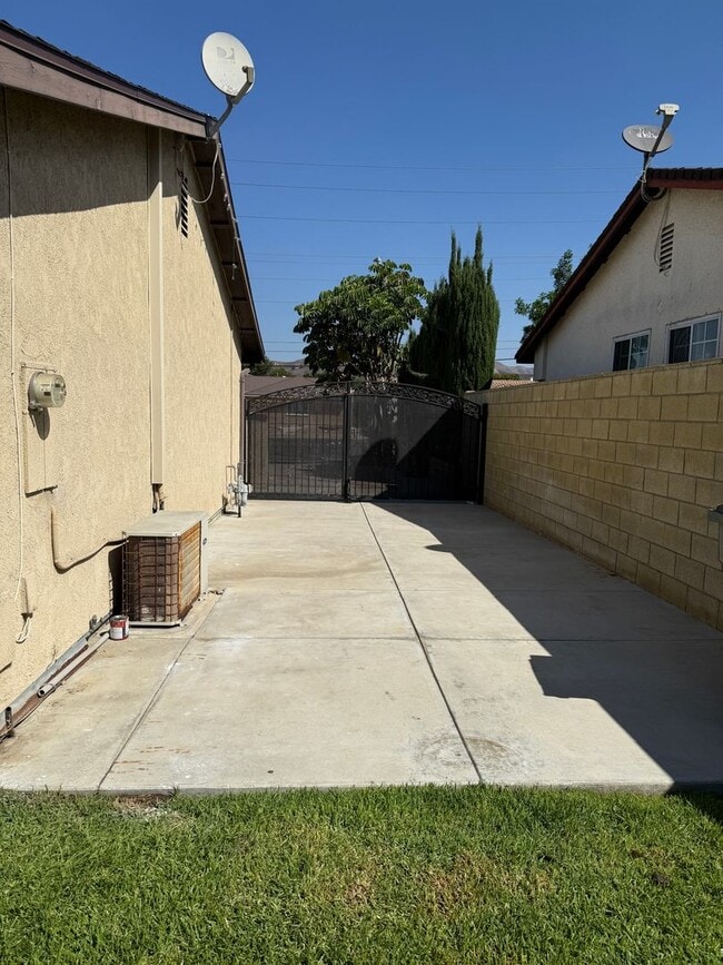 Building Photo - 3 Bedroom, 2 Bathroom Single Story Home in...