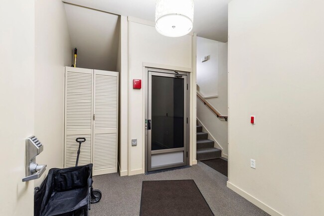 Building Photo - Charming Studio Condo For Rent Downtown Po...