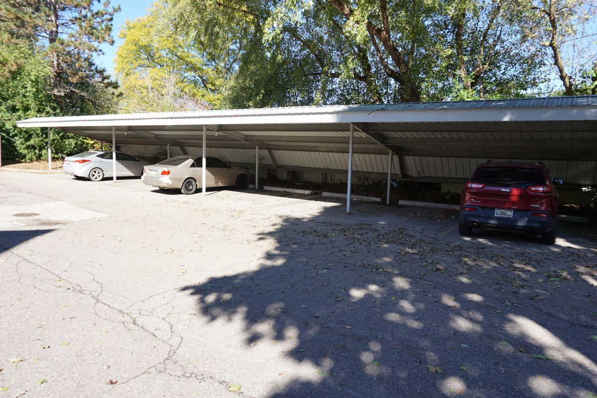 Building Photo - 27991 Rollcrest Rd