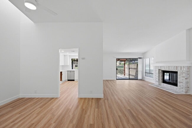 Building Photo - Beautifully Updated Townhome in Dana Point