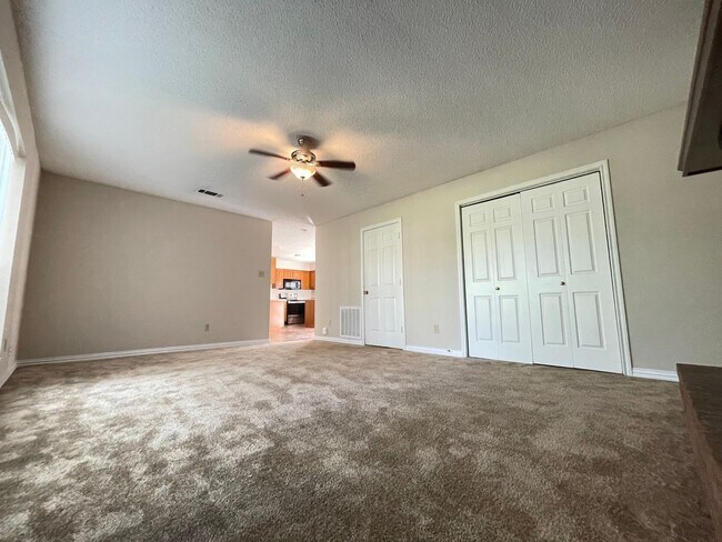 Building Photo - 4 Bed 2 Bath