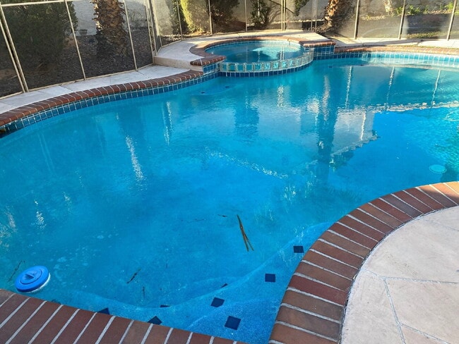 Building Photo - 5-bedroom split level home with GRASS/PRIVATE POOL