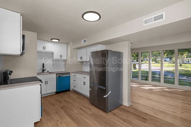 Building Photo - 1395 St Jean St