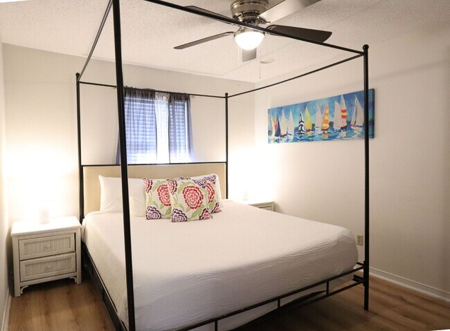 Building Photo - "Coastal Comfort Awaits: Furnished 2-Bed Condo with Pool in Destin!"