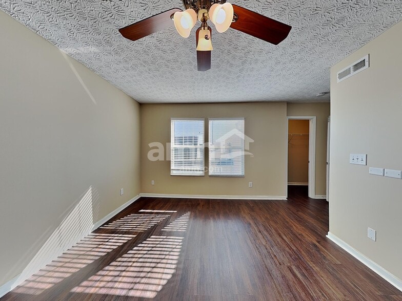 Building Photo - 2490 Delowe St