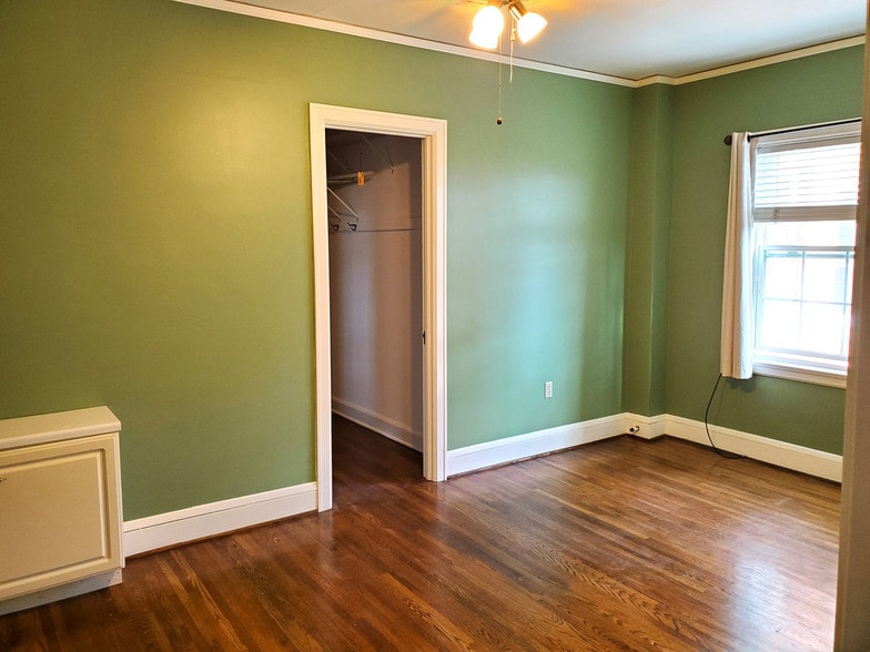 Big 11' by 18' bedroom, see floor plan - 2615 Park Ave