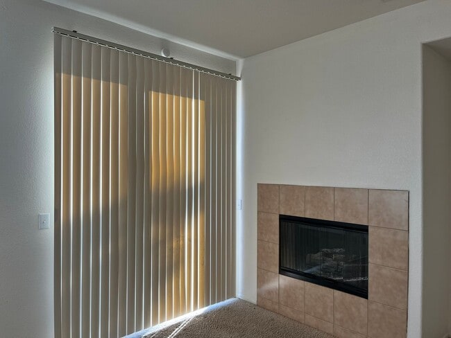 Building Photo - 3 bedroom- 2 bath Home in Victorville!