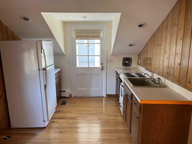 Building Photo - 16 S Beach Rd