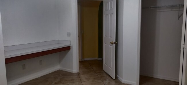 Building Photo - 4 bedroom 2 bath