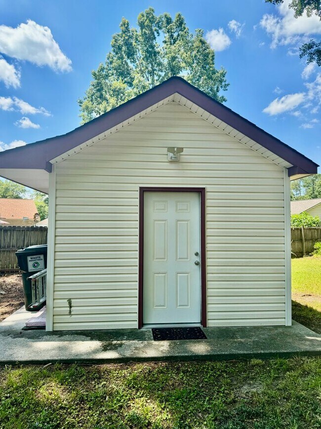 Building Photo - 3/2 Brick Home in Crowfield Plantation in Goose Creek!