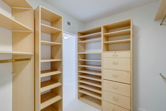 Building Photo - 3640 Yacht Club Dr