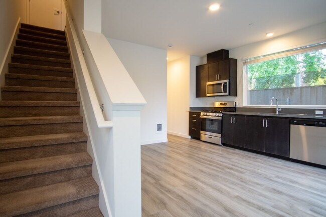 Building Photo - APPS ARE ON US! Rare 3 Bed, 2 Bath Townhou...
