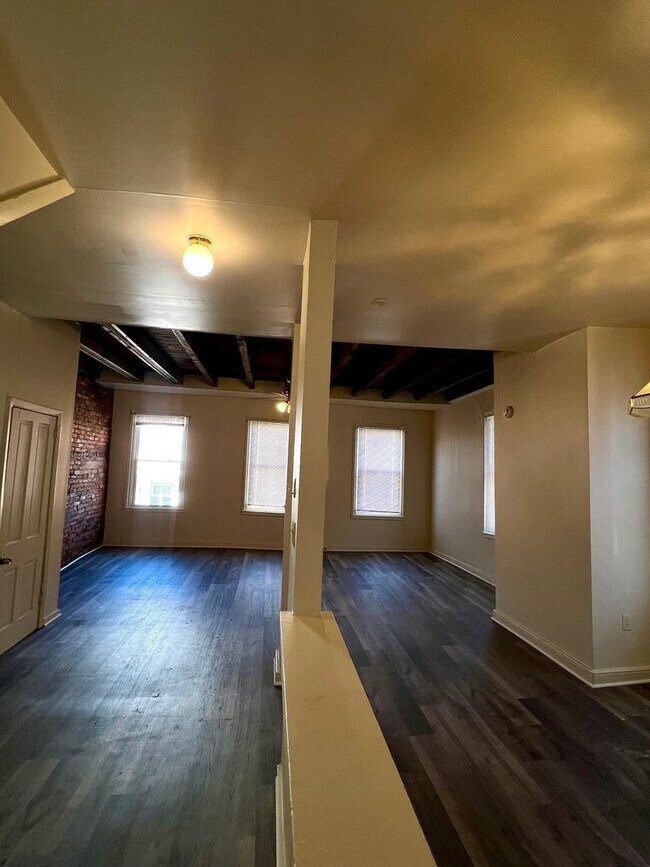 Building Photo - 253 N Mulberry St